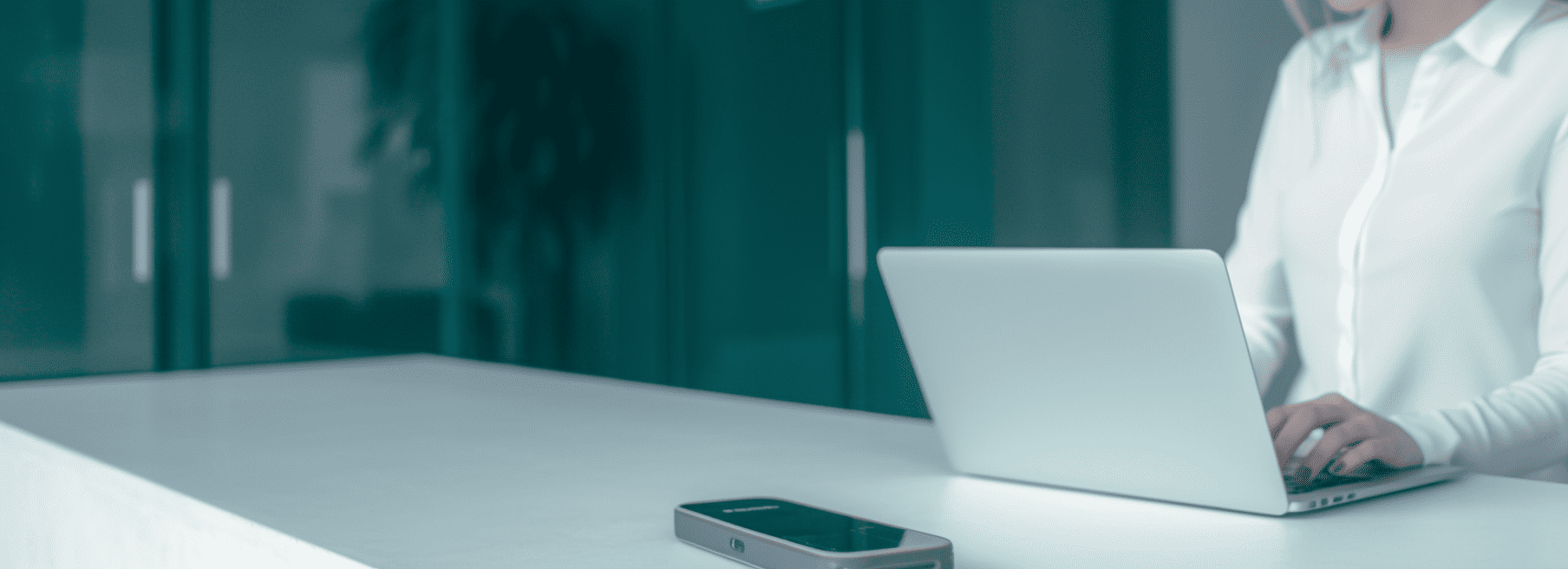 laptop_in_a_minimalist_art_style_in_teal_and_white_color_s_7c29c8a1-48bc-4f15-9e10-6bfadad16455