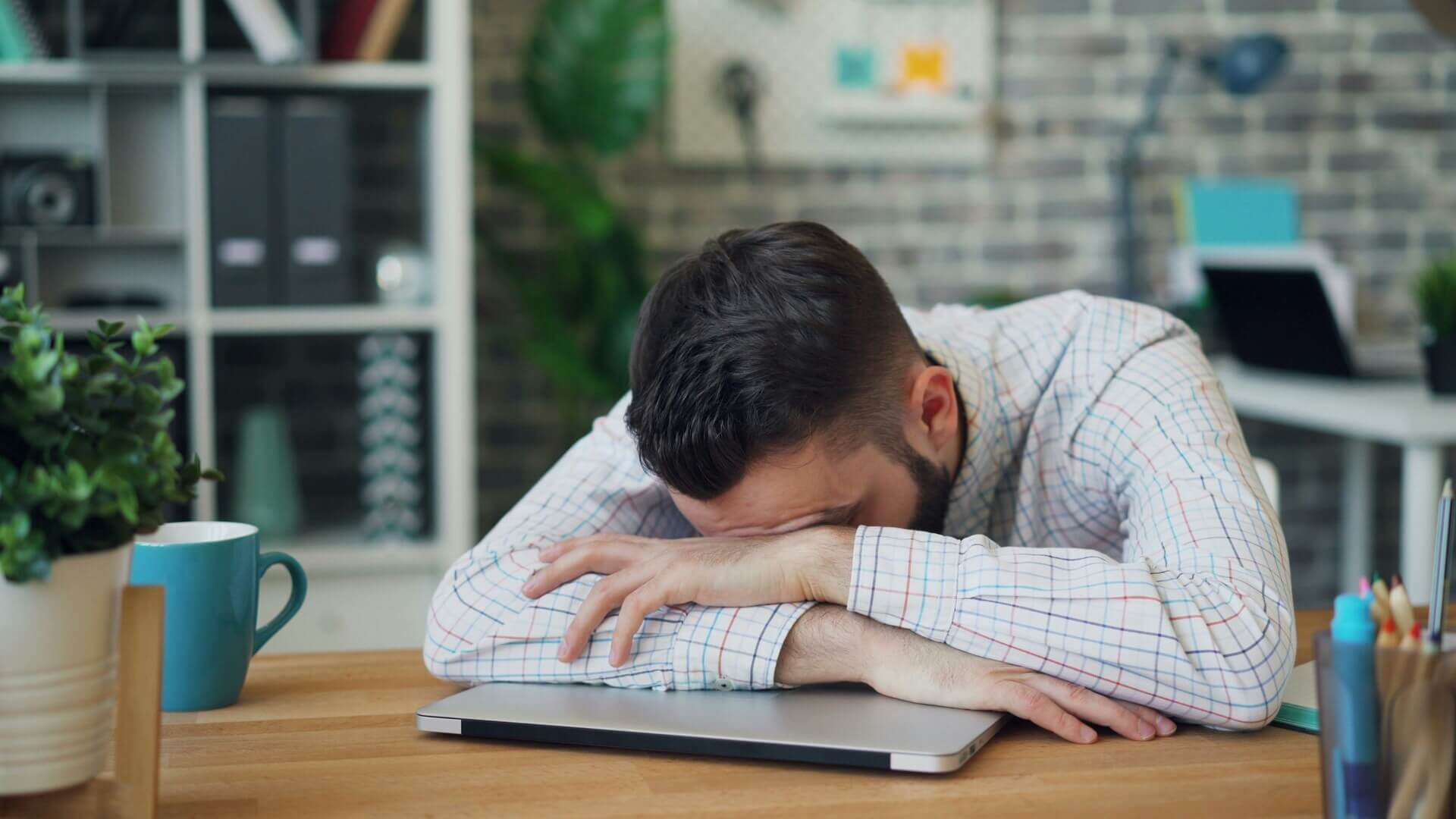 an employee showing signs of burn out and stress