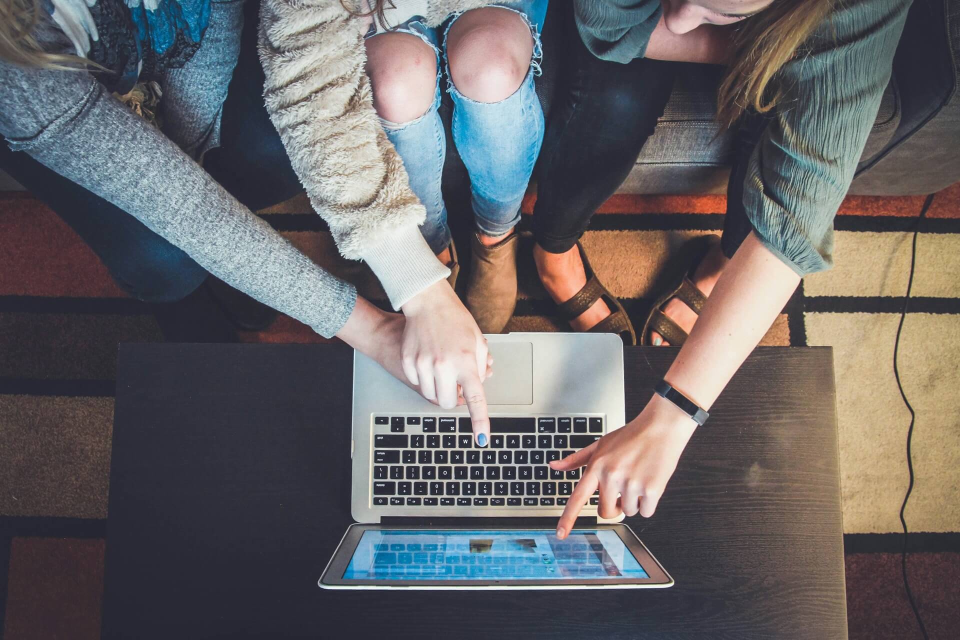 friends shopping online