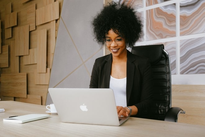 woman on apple laptop